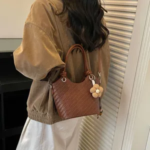 Élégant sac seau tressé marron pour femme, sac à bandoulière élégant pour usage quotidien.