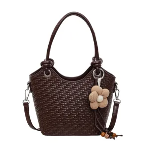 Sac seau tressé pour femme élégant sac à main bandoulière avec joli pendentif fleur