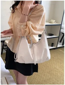 Détail du sac à dos convertible blanc pour femme, idéal pour le style quotidien.