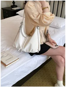 Vue détaillée du sac porté épaule blanc souple avec cordon pour le trajet quotidien et les voyages.