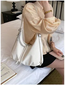 Vue détaillée de l'élégant sac à bandoulière en cuir blanc, design polyvalent et chic.