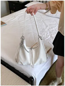 Sac à épaule multifonctionnel blanc pour femme sac à main quotidien avec joli charme.