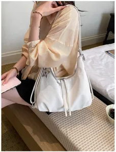 Sac à dos et bandoulière blanc décontracté avec pendentif étoile pour les trajets quotidiens.