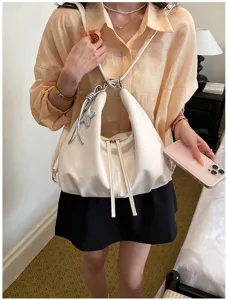 Sac à dos et sac à bandoulière blanc polyvalent pour femme, grand format pour le travail.