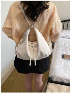 Vue détaillée du sac à dos blanc polyvalent pour femme, cuir souple élégant au quotidien.