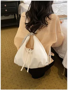 Sac à dos blanc décontracté pour femme, grand cabas fourre-tout multifonctionnel élégant.