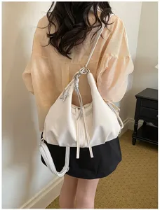 Détail arrière du sac à dos et bandoulière convertible blanc polyvalent pour femme.
