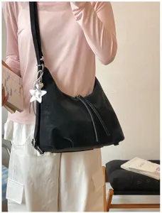 Élégant sac à bandoulière noir pour femme grande capacité sac à dos convertible pour le travail.