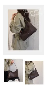 Vue détaillée du sac porté épaule tissé élégant avec une texture haut de gamme et polyvalente.