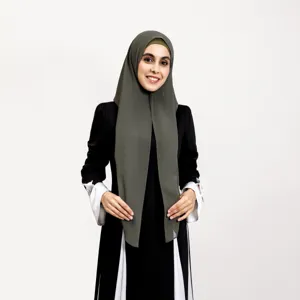 Vue détaillée du foulard hijab en mousseline unie légère et texture drapée élégante