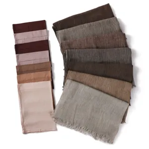 Set sciarpa lunga in rayon stropicciato e berretto a tubo elastico nei toni della terra.