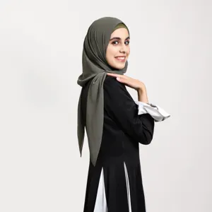 Vue détaillée de l'élégant foulard hijab en mousseline vert olive, douce texture et style.