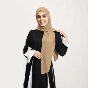 Élégante robe longue noire pour femme assortie à un hijab beige stylé et confortable.