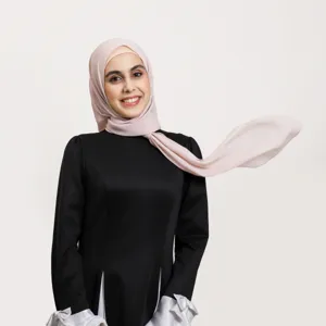 Gros plan détaillé du foulard en mousseline douce avec un élégant tombé et une texture légère.