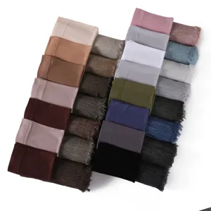 Set foulard lungo in rayon stropicciato tinta unita e cuffia elastica per hijab donna.