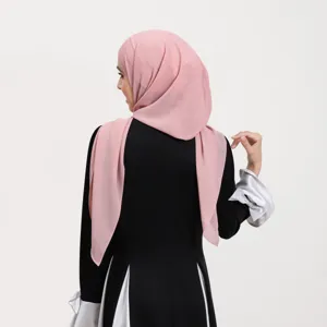 Vue détaillée du hijab en mousseline rose élégante avec une texture de tissu douce.