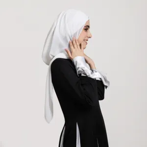 Élégant hijab foulard en mousseline blanche unie, léger et doux, parfait pour le quotidien.
