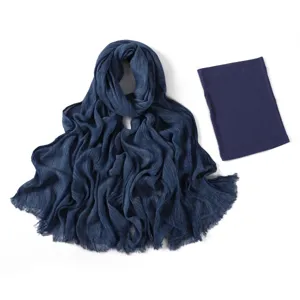 Set sciarpa lunga stropicciata in rayon blu scuro e berretto a tubo elastico comodo.