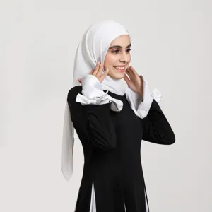 Détail du hijab et de la robe avec un tissu doux et des manches à nœuds élégantes.