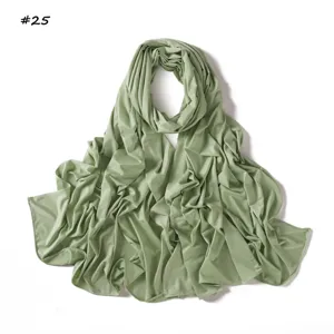 Detalle de una bufanda hijab de jersey líquido suave en verde salvia con tejido elástico.