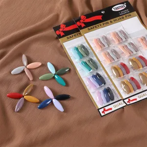 Détail d'épingles de sûreté hijab en plastique coloré avec emballage carte design.