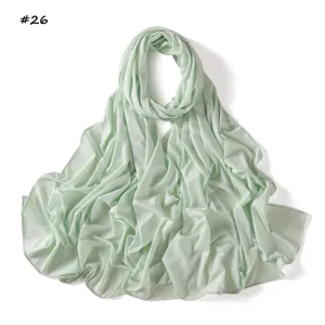 Detalle de pañuelo jersey líquido menta, textura suave elástica y caída muy elegante.