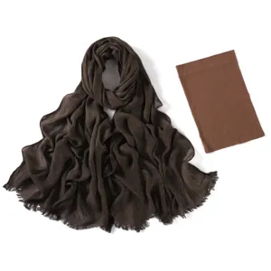 Hijab stropicciato in rayon marrone tinta unita con set di cuffia interna elastica coordinata.