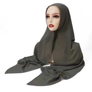 Hijab foulard en mousseline vert foncé avec boucle magnétique intégrée, léger et doux.
