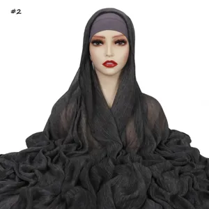 Dettaglio sciarpa hijab stropicciata con cuffia interna, tessuto rayon grigio scuro.