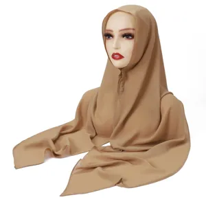 Détail de hijab en mousseline montrant la texture douce du tissu et son beau tombé.