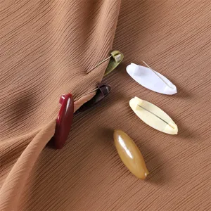 Epingles de surete en plastique colore pour foulards et echarpes, epingles ovales.