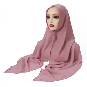 Vue détail du foulard hijab en mousseline unie avec fermoir magnétique, léger et doux.