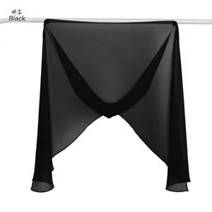 Vue détaillée du foulard en mousseline noire légère suspendu sur tringle, douce.
