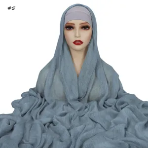 Lungo foulard hijab in rayon gualcito con set di cuffia interna elastica coordinata per signore.