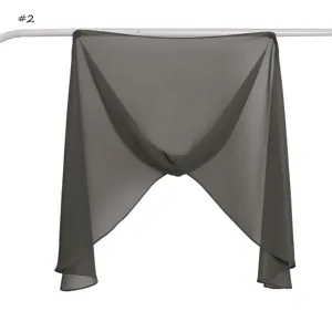 Détail en gros plan du foulard hijab en mousseline gris foncé, texture douce et légère.