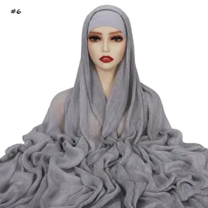 Dettaglio del set sciarpa hijab in cotone modale stropicciato grigio e cuffia tubolare elastica