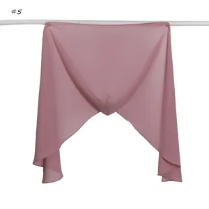 Détail du hijab en mousseline unie montrant la texture douce sur la barre de présentation.
