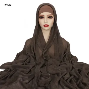 Sciarpa hijab in rayon stropicciato tinta unita con sotto-cuffia, dettaglio marrone elegante.