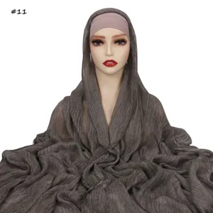 Set sciarpa hijab in cotone spiegazzato con cuffia, design tinto sporco, vista di dettaglio.