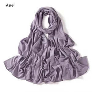 Detalle de bufanda larga de jersey líquido suave, tela de hiyab drapeada lisa, elegante gris púrpura.