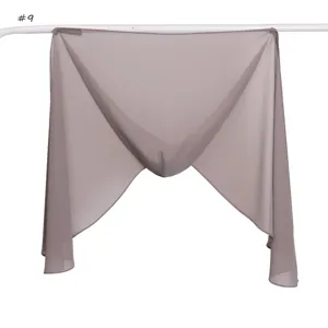 Vue détaillée de ce foulard hijab en mousseline unie couleur taupe, très doux et léger.