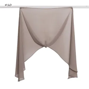 Vue détaillée du foulard en mousseline unie légère montrant une texture douce et un beau drapé.