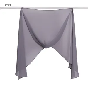 Détail d'écharpe hijab en mousseline unie grise, foulard léger et doux pour femmes.
