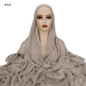 Dettaglio dell'hijab stropicciato con morbida consistenza modal e cappuccio abbinato.