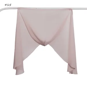 Vue de détail de hijab en mousseline unie rose clair, foulard léger doux et respirant.