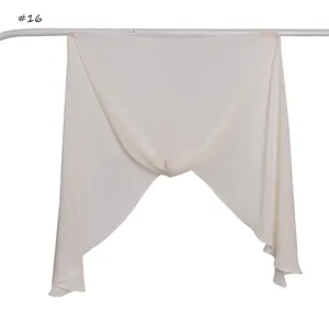Détail de tissu mousseline unie, design drapé léger et doux pour un vêtement quotidien confortable.