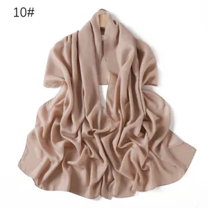 Dettaglio di sciarpa in chiffon lucido, tessuto leggero, elegante scialle da donna.