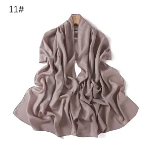 Vista dettagliata della lunga sciarpa in chiffon perlato lucido, elegante consistenza.