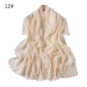 Dettaglio squisito scialle chiffon lucido, colore champagne lucentezza perlata tessuto.