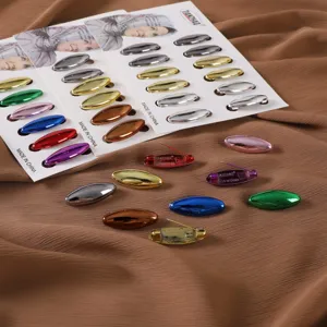 Vue détaillée d'épingles à hijab ovales métalliques colorées, broches de foulard sécurisées.